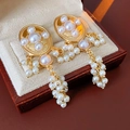 Dettaglio degli orecchini vintage con perle e nappe in una scatola di velluto marrone - 8# Silver Earring Post-Oro-Bianco