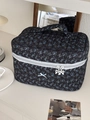 Beauty case trapuntato blu scuro con doppie cerniere a fiocco bianco e manico superiore - Blu Notte Floreale - Borsa Cosmetica
