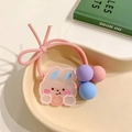 Dettaglio di elastico per capelli con coniglio rosa, fiocco e perle colorate - 1 Pezzo / Fiore Rosa
