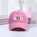 Détail de la broderie Soccer MOM avec motif cœur et ballon sur casquette en coton rose - Taille unique / Rose