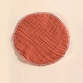 Nahaufnahme der waschbaren Stillpads aus Baumwolle mit atmungsaktivem Gazestoff und Overlock-Naht - Ziegelrot (8)