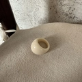 Minimalistische beige harsring met een gladde en afgeronde dikke ovale silhouette - Binnendiameter 17,5 mm / Wit