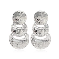 Détail macro de boucles d'oreilles géométriques argentées en métal martelé à trois couches - Style 5 (Trois Couches de Cercles) / Argent