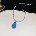 Detail der blauen Kürbis-Halskette mit silbernen Perlen auf einem weißen Tablett - Blau Strass Gourd Halskette