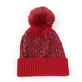 Détail d'un bonnet en tricot rouge avec motifs argentés et pompon en fausse fourrure douce - M(56-58cm) / Rouge