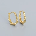 Elegant gold wavy textured hoop earrings in S925 sterling silver with a glossy finish - 925 Silver / Gold