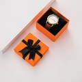 Estuche naranja con reloj de cuarzo dorado, esfera blanca y correa de cuero marrón - 9x8.5x5.5/Naranja Con Lazo