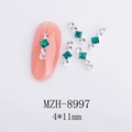 Dettaglio di strass per unghie quadrati verde smeraldo con lega su unghia finta rosa - Stile Barra Simmetrica Smeraldo (8997)