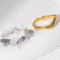 Anello aperto ondulato minimalista in acciaio inossidabile dorato con finitura lucida - US 7 / Forma Semplice a Onde (JR191) / Oro