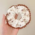 Chouchou fleuri beige avec imprimés d'ours brun et bordure en dentelle délicate - Ours avec bordure marron / Poche zippée