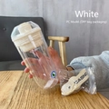Dettaglio dello shaker in PC trasparente con cordino beige e logo CASNO su tavolo in legno - Tipo PC (Sacchetto OPP) / Bianco