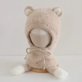Dettaglio del cappello invernale in peluche con orecchie da orso e sciarpa integrata - 3-8 Anni / Beige