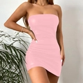 Dettaglio dell'abito a fascia rosa in ecopelle che mostra la vestibilità e la texture - S / Rosa
