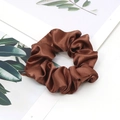 Dettaglio di un elastico per capelli in raso marrone scuro su una scheda decorativa - Marrone Rosso