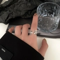 Gros plan d'une bague ouverte fleurie argentée sur la main d'un mannequin, style épuré - Ouvert Réglable / Argenté