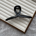 Thickened hair claw clip in glossy black jelly color with twisted design on jewelry tray - 13cm Ribbon / Bright Black