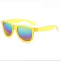 Dettaglio di occhiali da sole wayfarer gialli trasparenti con lenti polarizzate arcobaleno - Giallo Trasparente/Specchio Colorato