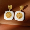 Orecchini pendenti vintage in oro e smalto bianco con dettagli filigranati - Orecchini / Oro-Bianco