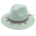 Dettaglio cappello fedora verde menta con fascia in pelle etnica e ciondoli a moneta - Verde Menta