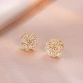 Dettaglio di orecchini a fiore dorati con pietre rosa e pavé di zirconi bianchi lucidi - Stile Floreale Rosa (E1097) / Rosa