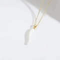 Collana a catena dorata con pendente a peperoncino bianco cornicello su sfondo bianco - Peperoncino Bianco