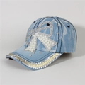 Détail de la casquette en jean bleu clair ornée d'un nœud en perles et strass - Style 3-Denim Bleu Clair Perle Strass Noeud