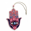 Dettaglio della mano di Hamsa da parete con occhio di Allah e motivi colorati in legno - Simmetrico Rosso e Ciano