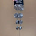 Detalle de pendientes de flecos en plata S925 con discos metálicos de textura espiral - Aguja de plata / Color gunmetal