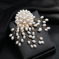 Détail d'une broche flocon de neige faite main avec perles sur boîte noire texturée - Style Branches Rayonnantes (Style 4)