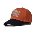 Dettaglio di un cappello da baseball bicolore con toppa della bandiera americana su sfondo bianco - Regolabile / Arancio Bruciato+Nero