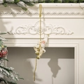 Kerstman in champagne pailletten die in een gouden touw klimt bij een open haard - Champagnegoud Luxe Stijl
