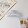 Große quadratische matte hellviolette Haarklammer auf einem Buch im modernen Ins-Stil - Matt Quadratisch Lila / 8.5cm