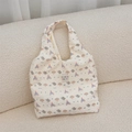 Détail du sac cabas en seersucker avec imprimés éléphants et écusson logo brodé - Éléphant à Nœud Papillon