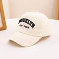 Detail der Brooklyn New York Stickerei auf der cremefarbenen Baumwoll-Basecap - 54cm (3-8 Jahre) / Gebrochenes Weiß