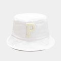Dettaglio del cappello alla pescatora bianco in spugna con ricamo della lettera P morbida - M (56-58cm) / Bianco