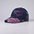Vista dettagliata del cappellino da baseball denim blu con motivo floreale cinese - Stampa Viola