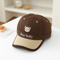 Detalle de gorra de béisbol para bebé con bordado de osito y visera en color beige - 50cm (1-3 años) / café