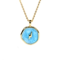 Dettaglio della collana con ciondolo in oro e smalto celeste con simbolo del fulmine - Fulmine Blu