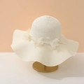 Détail d'un chapeau de paille crème avec fleurs en mousseline et bordure en dentelle - Adulte 55-58cm / Fleur Blanc Lait