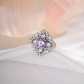 Elegante silberne Blumen-Ohrstecker mit lila Zirkon-Stein und klaren Blütenblättern - Lila (Einzelstück)