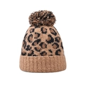 Winter gebreide muts met luipaardprint en bruine pompon aan de bovenkant - Khaki Luipaard