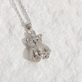 Silberne Bären-Krone Halskette mit weißen Zirkonia und rosa Herzdetails auf Stein - Platinfarbe