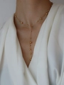 Minimalistische 18k vergoldete Y-Kette mit Perlen am Model mit seidigem V-Ausschnitt - Gold