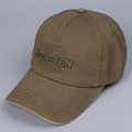Dettaglio del logo ricamato su cappello da baseball in cotone kaki con cuciture rinforzate - Verde Militare