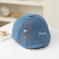 Detail van de geborduurde beer en tekst op de lichtblauwe katoenen kinderpet voor peuters - 50cm (1-3 jaar) / Blauw