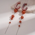 Pendientes de aro en forma de C con borlas de perlas naranjas sobre pedestal de piedra - Estilo pin de plata 925 / Marrón