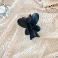 Détail de la pince à cheveux papillon noir mat avec ressort en métal sur dentelle - Fermoir papillon / Env. 8cm / Noir Mat