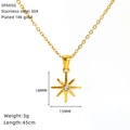 Detailansicht eines 18k vergoldeten Edelstahl-Sonnenanhängers mit eingelegtem Zirkonia - Goldener Achtzackiger Stern Stil (SP605G)