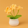 Handgehäkelte Sonnenblume mit gelben Blüten in einem weißen Keramiktopf - Gelb Vergissmeinnicht (3-Kopf)