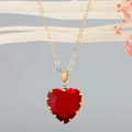 Elegante collar de corazón con un gran colgante de cristal rojo facetado en cadena dorada - Rojo
